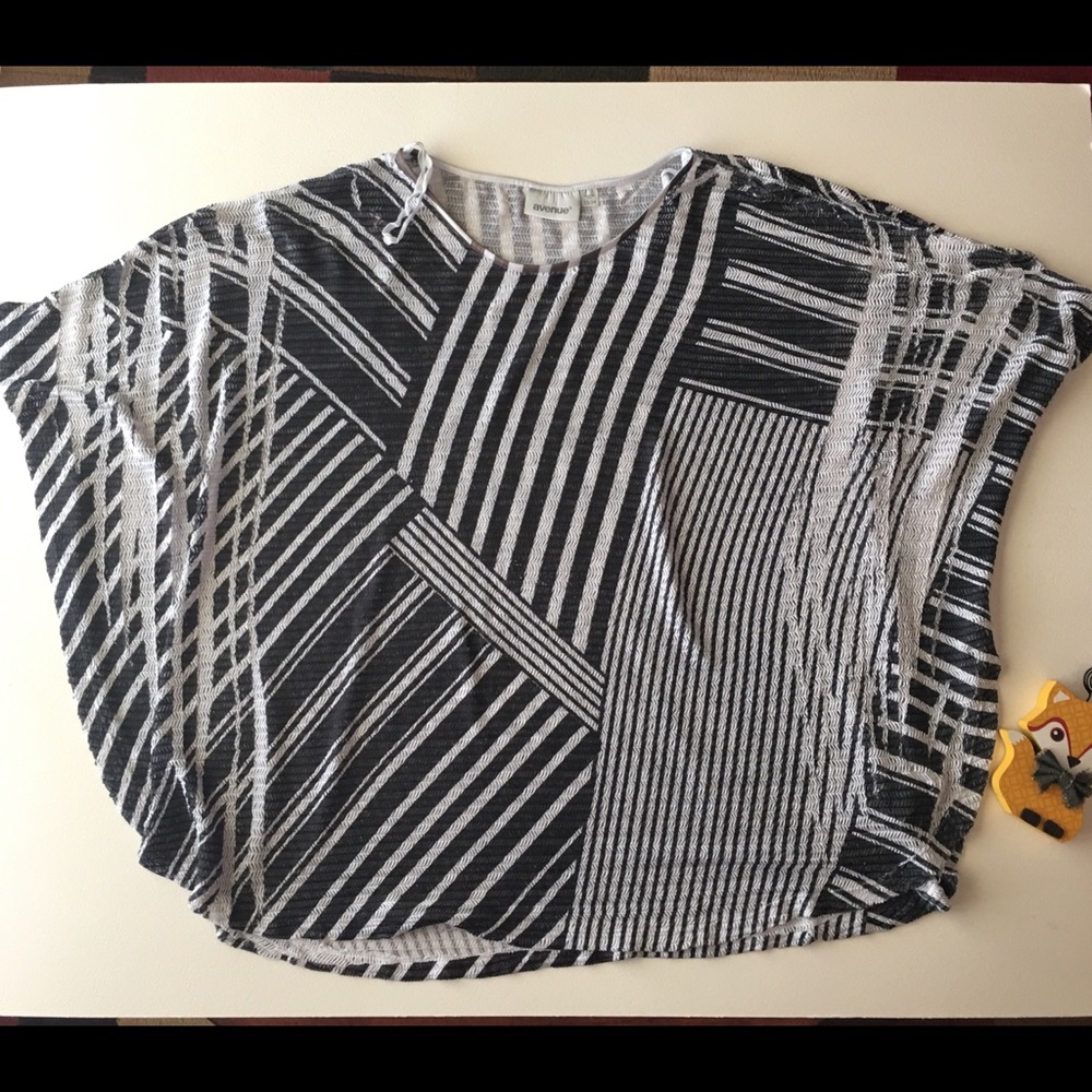 Avenue black and white mesh poncho GUC 22/24